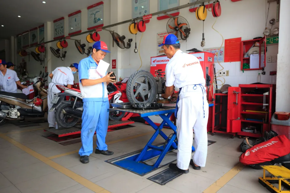 Mặt tiền tiệm sửa xe